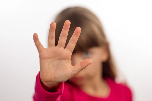 Flickan gör stopp gest — Stockfoto