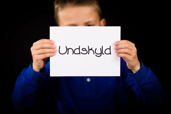 Kind hält Schild mit dänischem Wort undskyld - sorry — Stockfoto