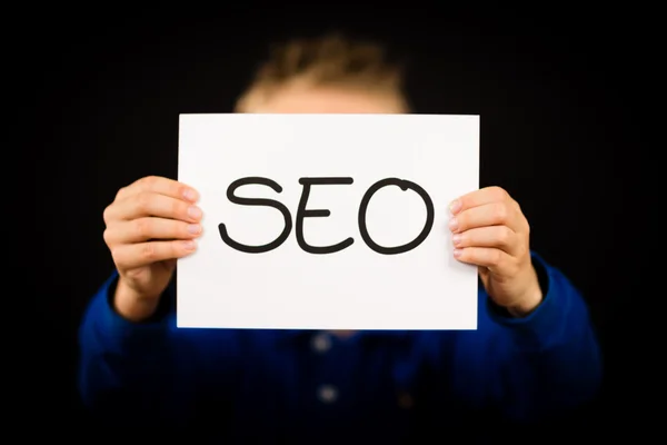 Persona che detiene il segno SEO — Foto Stock