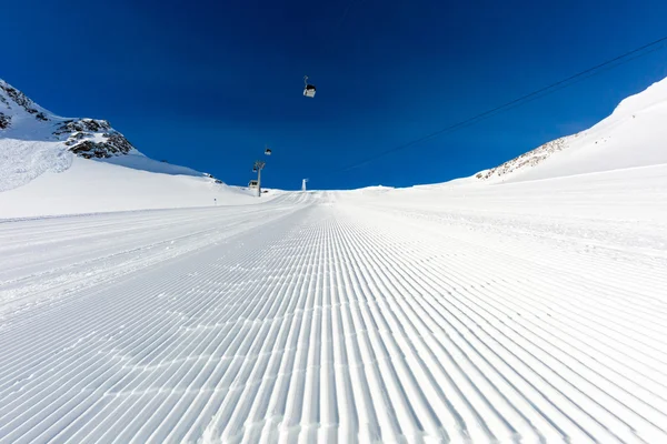 Newly groomed ski slope on a sunny day — Stock Photo, Image
