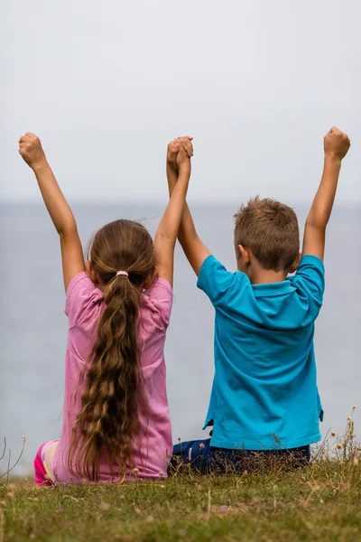 Дети с поднятыми руками — стоковое фото