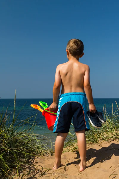 Αγόρι, κατευθυνόμενοι προς την παραλία — Φωτογραφία Αρχείου