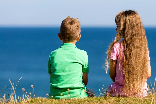 Jongen en meisje tijdens zomertijd — Stockfoto