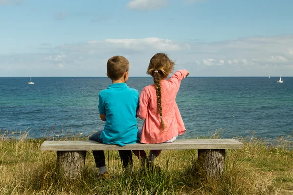 Crianças com vista para o oceano — Fotografia de Stock