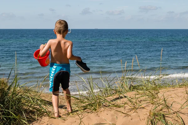 Boy with beach toys — Stock Photo, Image