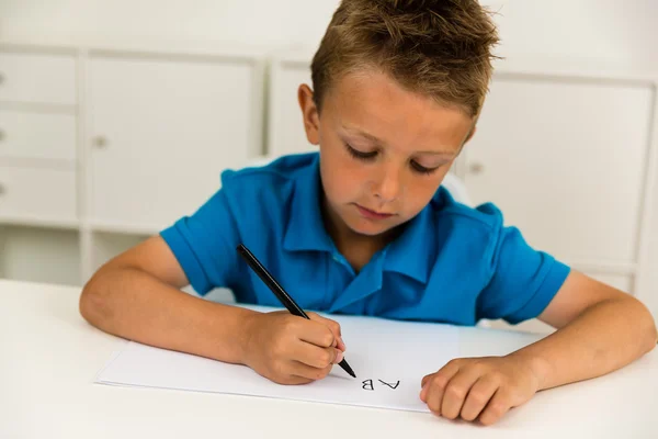 Junge schreibt das Abc-Alphabet — Stockfoto