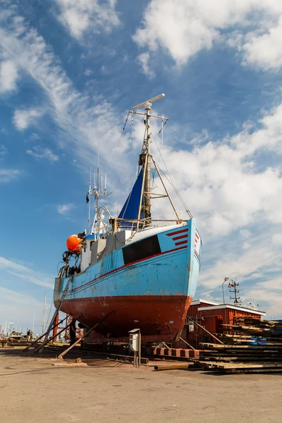 Fishing vessel in dock — Stock Photo, Image