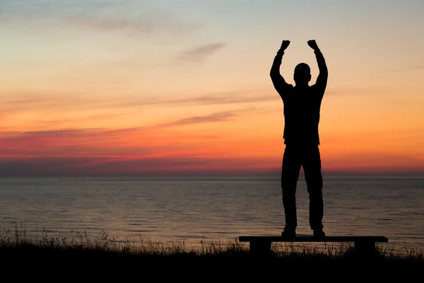 adam kaldırdı kollarını