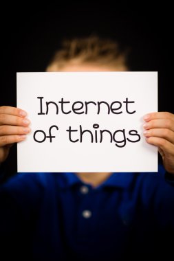 Internet of Things işaret tutan çocuk