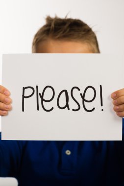 Lütfen işaret tutan çocuk