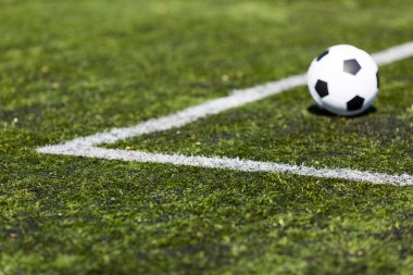 yapay sahada futbol topu