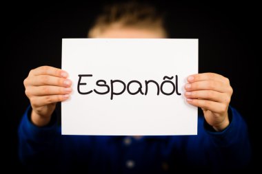 İspanyolca kelime Espanol - İspanyolca olarak Englis işaretiyle tutan çocuk