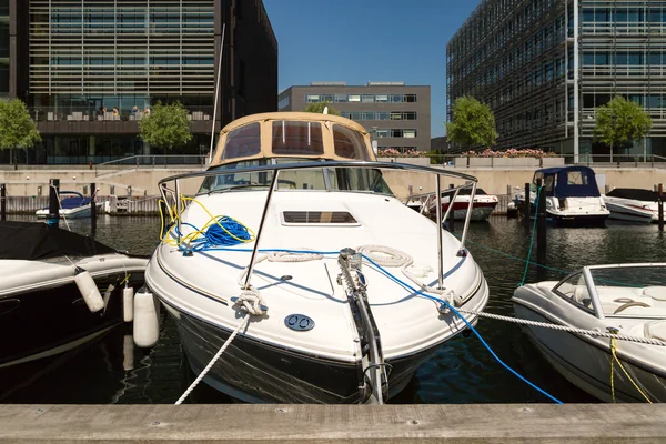 Motorboot in der Marina — Stockfoto