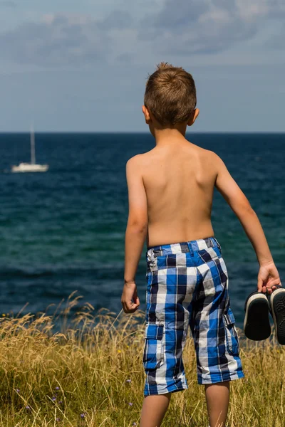 Junge mit Badeschuhen — Stockfoto