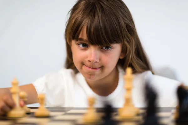 Mädchen spielen Schach — Stockfoto