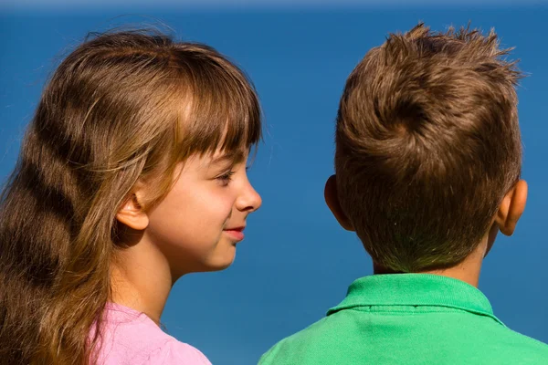 Menino e menina durante o verão — Fotografia de Stock