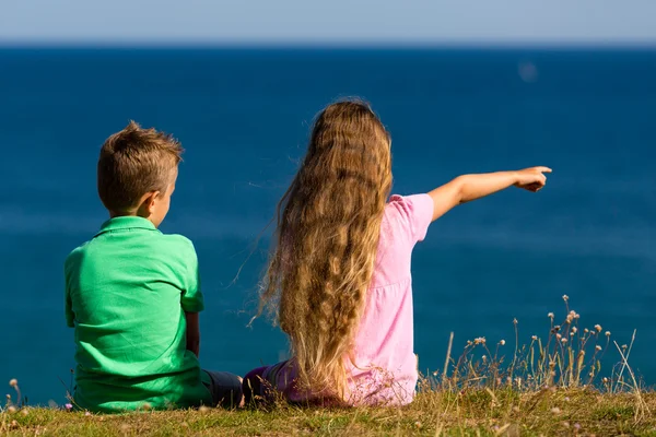 Jongen en meisje tijdens zomertijd — Stockfoto