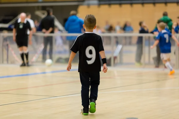 Crianças jogo de futebol indoor — Fotografia de Stock