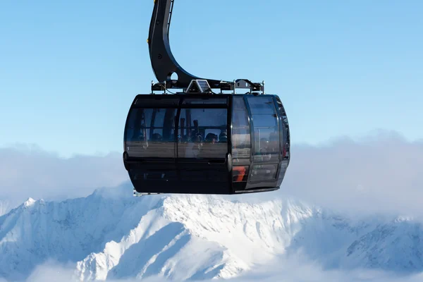 Kabelbil på skidanläggning — Stockfoto