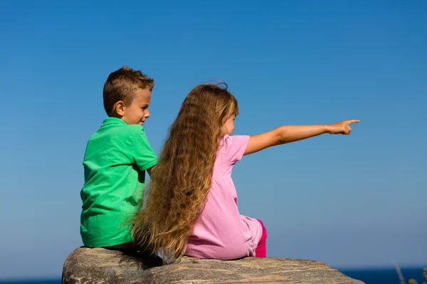 Jongen en meisje tijdens zomertijd — Stockfoto