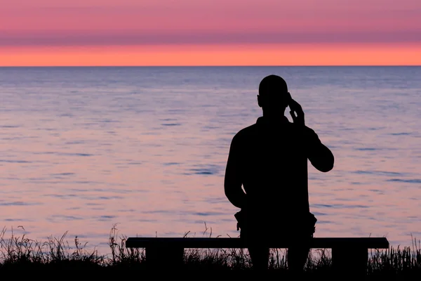 Phone conversation by the ocean — Stock Photo, Image