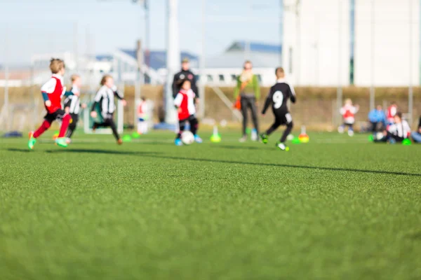 Borrão de meninos jogando futebol Imagem De Stock