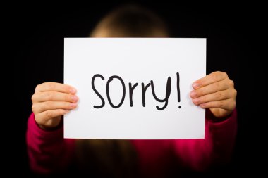 Çocuk holding özür işareti