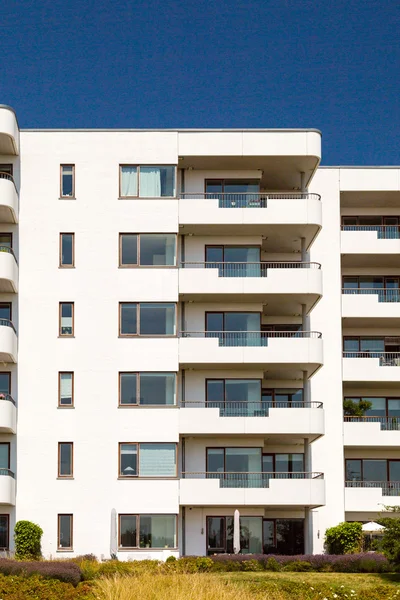 Modern apartment building — Stock Photo, Image