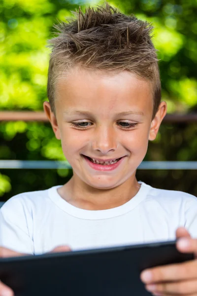 Rapaz feliz com tablet — Fotografia de Stock