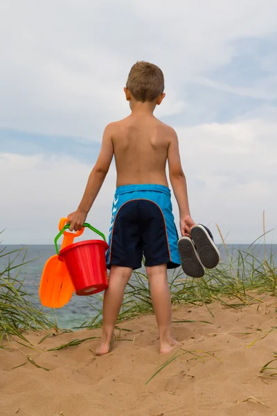 Jongen met plastic emmer — Stockfoto