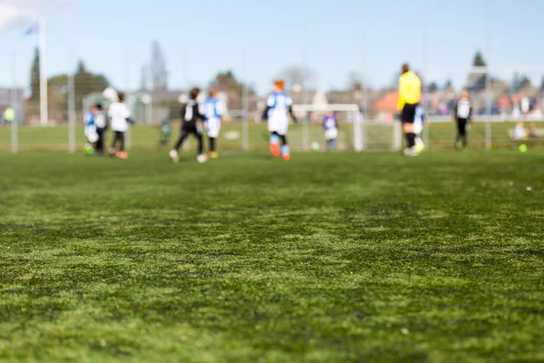 Crianças desfocadas jogando futebol — Fotografia de Stock