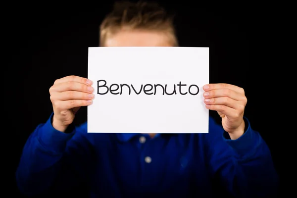 Cartel de niño con palabra italiana Benvenuto - Bienvenido — Foto de Stock