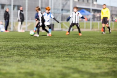 Futbol oynayan bulanık çocuklar