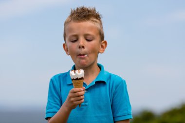 Çocuk dondurma yiyor.