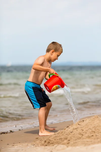 Ragazzo con secchio di plastica — Foto Stock