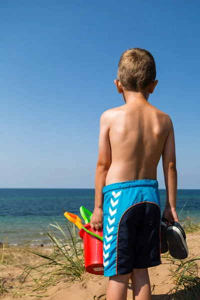 Jongen op weg naar het strand — Stockfoto