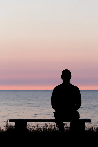 Homme seul sur le banc — Photo