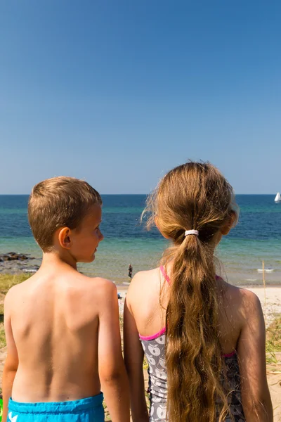 Kids heading to the beach — Stock Photo, Image