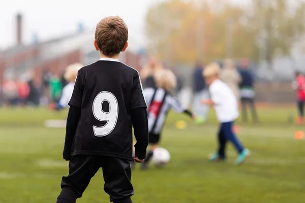 Pojke under fotbollsmatch — Stockfoto