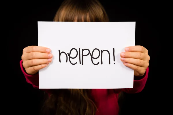 Дитина тримає знак з голландського слова Helpen - Довідка — стокове фото