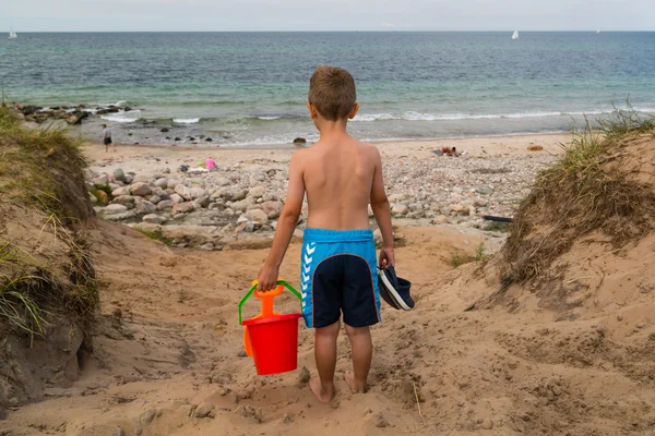 Menino com balde de plástico — Fotografia de Stock