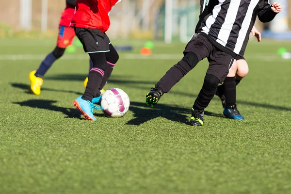 Azione durante la partita di calcio dei bambini — Foto Stock