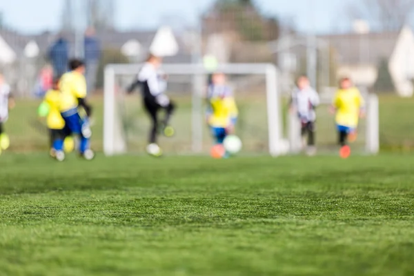 Niños borrosos jugando fútbol — Foto de Stock