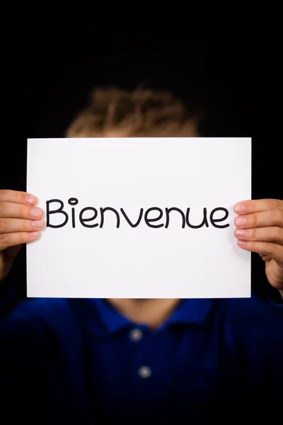 Dítě drží ceduli s francouzským slovem Bienvenue - Vítejte — Stock fotografie
