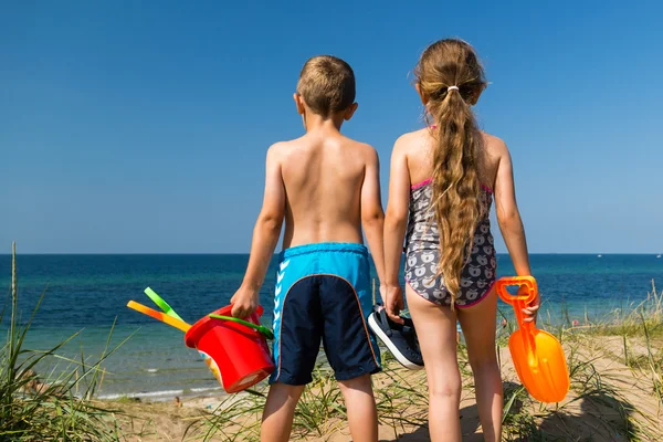 Kids heading to the beach — Stock Photo, Image