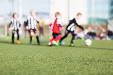 Futbol oynayan çocuklar bulanıklık