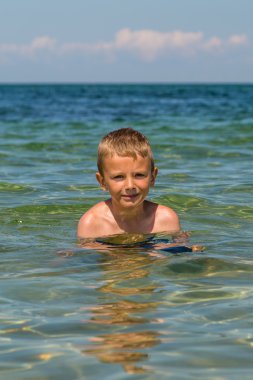 Okyanusta genç çocuk