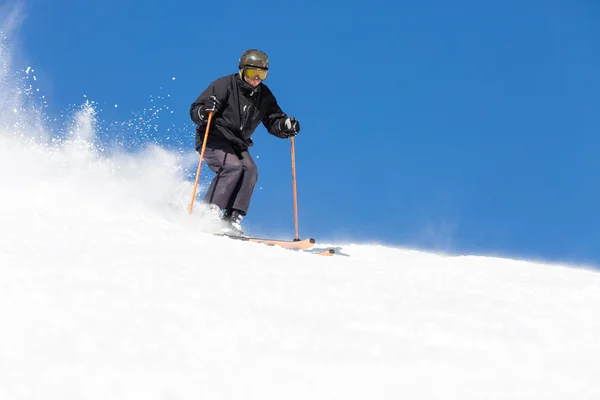 Sciatore sci sulla pista da sci — Foto Stock