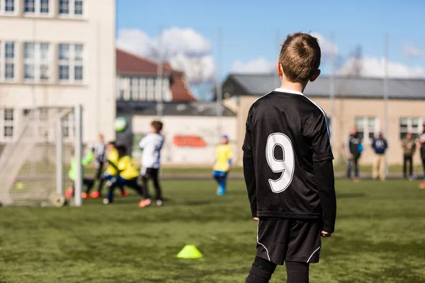 Crianças desfocadas jogando futebol — Fotografia de Stock