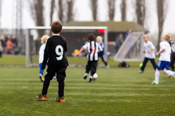 Jonge voetballers tijdens jongens soccer Spel — Stockfoto